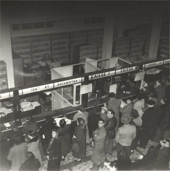 Photo 2 : Centre de paiement Jardin public, Bordeaux, 1953 © Musée national de l’Assurance maladie